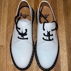 Practically Brand New Men’s White Oxford Dr. Martens Size 9